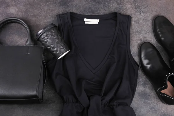 Handväska, moderiktiga klänning och höst stövlar — Stockfoto