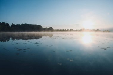 erken yaz sabahı nehir üzerinde sis
