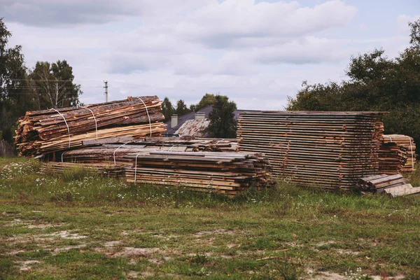 Skivade och vikta träbrädor — Stockfoto