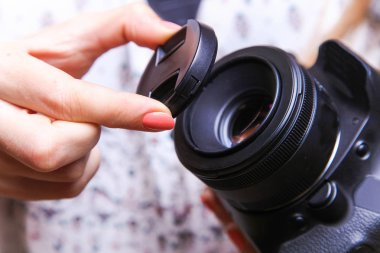 Fotoğrafçı kamera nın objektifine kapak koyar