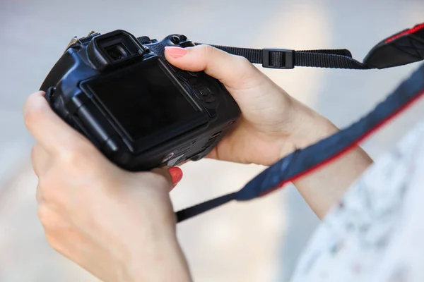 Fotógrafo menina com câmera reflexa — Fotografia de Stock