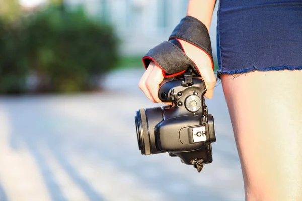 Fotógrafo menina com câmera reflexa — Fotografia de Stock