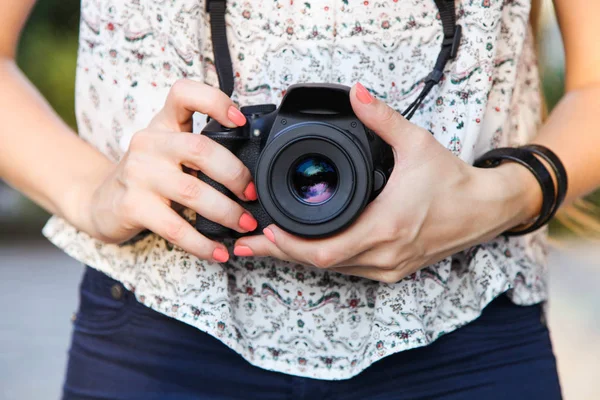 Девушка-фотограф с рефлекторной камерой — стоковое фото