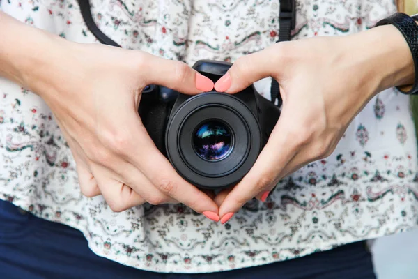 Fotógrafo menina com câmera reflexa — Fotografia de Stock