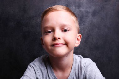 Küçük Beyaz çocuk gülümsüyor 