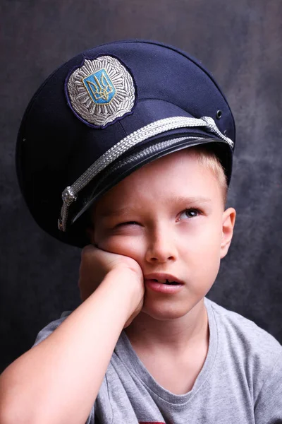 Rapaz de boné policial — Fotografia de Stock
