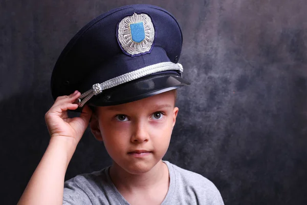 Garçon en casquette de police — Photo