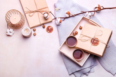 yanan mumlar, tepside çay bardak