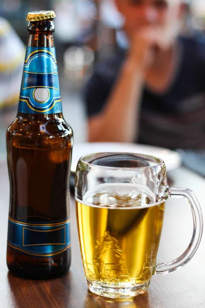Üveg és bögre sört — Stock Fotó