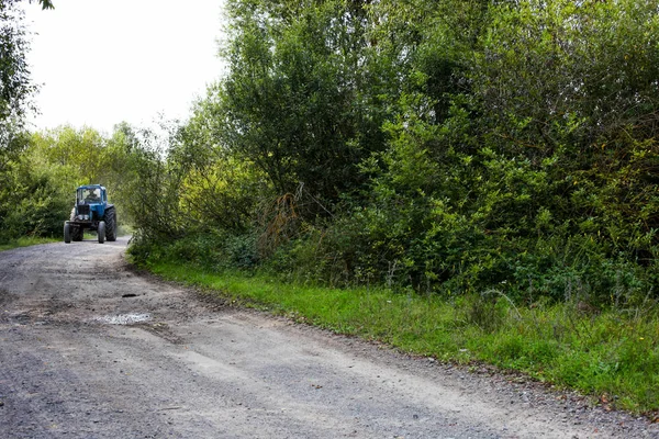 Traktor ridning på väg — Stockfoto