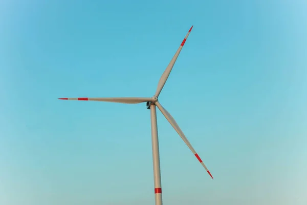 One windmill against blue sky. — Stock Photo, Image