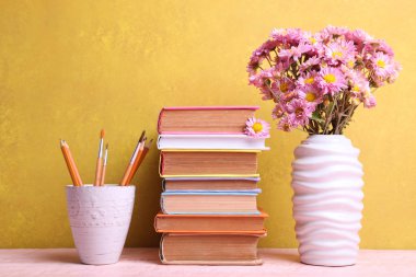 kasımpatı buketi ile kitap ve vazo 