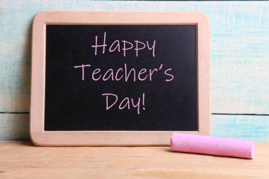 Tebeşir tahtası ve pembe tebeşir parçası