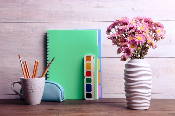 Schulbedarf und Vase mit Chrysanthemen — Stockfoto