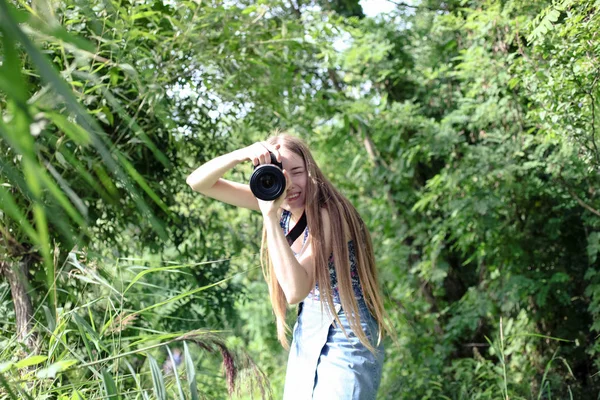 Chica fotógrafa con cámara — Foto de Stock