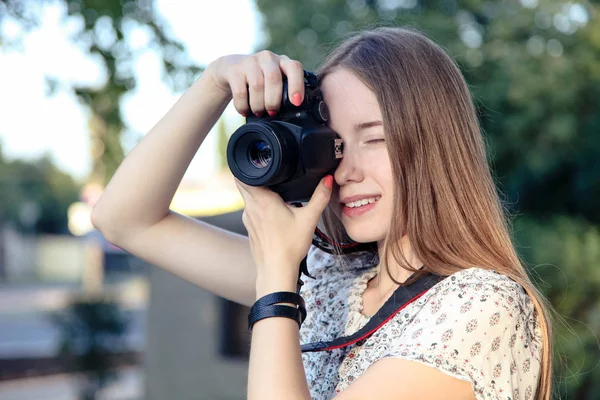 Fotografen tar bilder med reflex kamera — Stockfoto