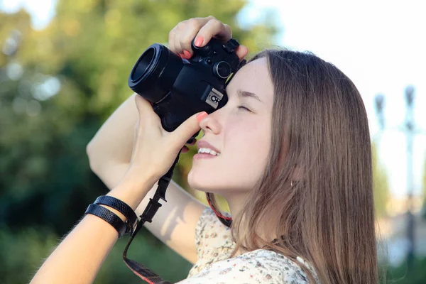 Fotógrafo tira fotos com câmera reflexa — Fotografia de Stock
