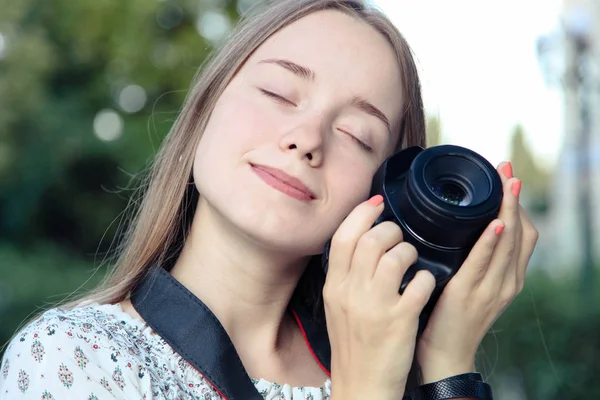 Fotógrafo menina com câmera reflexa — Fotografia de Stock