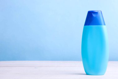 Şişe şampuan veya duş jeli ile