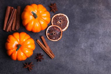 İki balkabağı ve tarçın