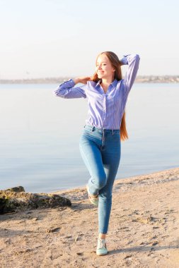 Kumsalda dans eden uzun saçlı kız.