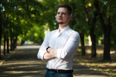  Beyaz, klasik gömlekli adam. 