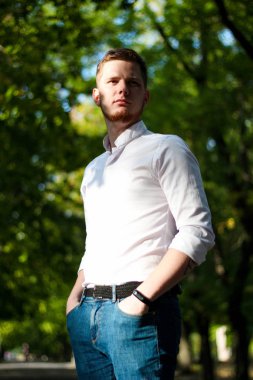  Beyaz, klasik gömlekli adam. 