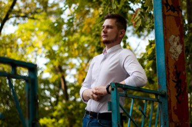 Beyaz klasik gömlekli sakallı adam. 