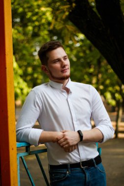 Beyaz klasik gömlekli sakallı adam. 