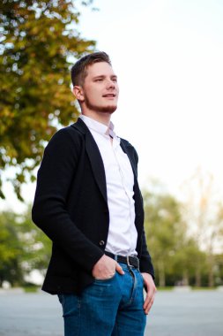 Beyaz gömlekli ve siyah ceketli adam. 