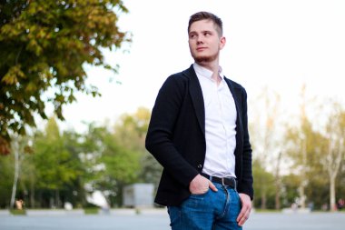 Beyaz gömlekli ve siyah ceketli adam. 