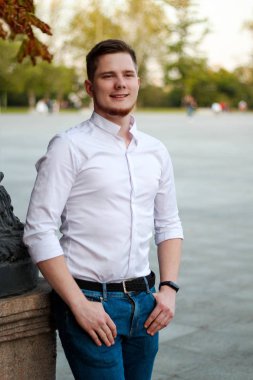  Klasik beyaz gömlekli adam. 