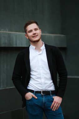 Beyaz ceketli, klasik gömlekli adam. 