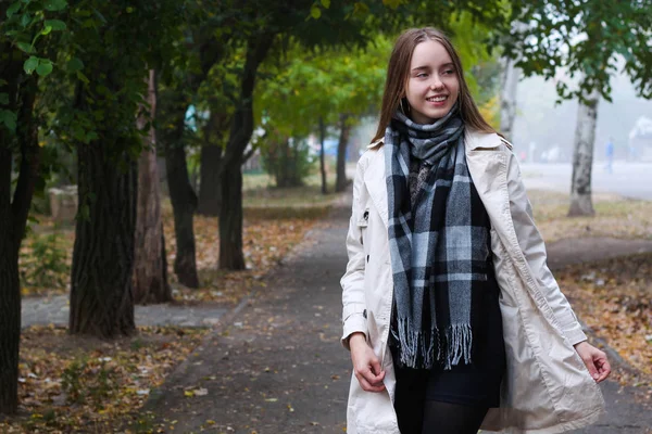 Chica en gabardina y en bufanda — Foto de Stock