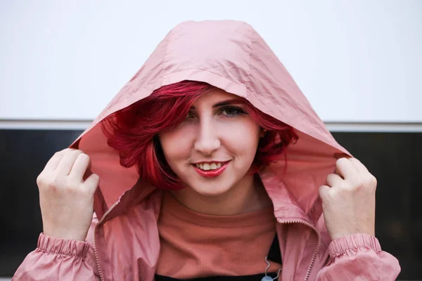 가을 옷을 입은 짧은 분홍 머리의 소녀 — 스톡 사진
