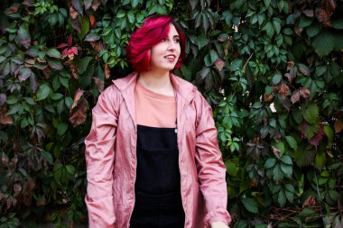 Sonbahar kıyafetleri içinde pembe saçlı kız. 