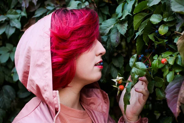 Dívka s jasně růžové vlasy jí bobule — Stock fotografie