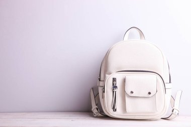 Beyaz arka planda zarif bir kadın sırt çantası..