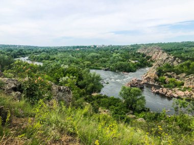 Kayalık vadide akıntılı bir nehir. Doğal manzara..