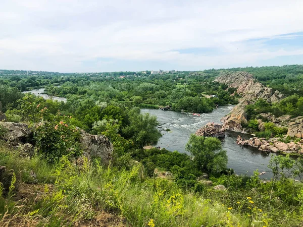 Kayalık vadide akıntılı bir nehir. Doğal manzara..