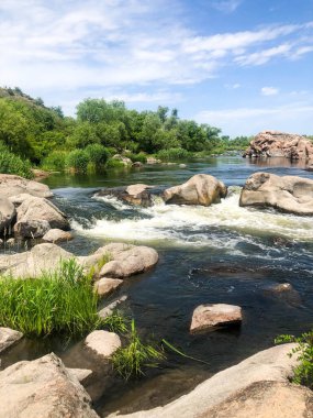 Kayalık bir vadide akıntılı, dolambaçlı bir nehir. Doğal manzara..