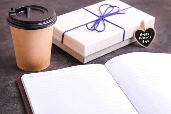 Schreibblock Für Männer Einwegbecher Mit Kaffee Und Geschenk Auf Schwarzem — Stockfoto