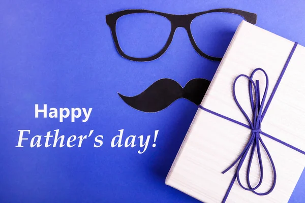 Beige Geschenkdoos Papieren Snor Met Bril Een Blauwe Achtergrond Vaderdagconcept — Stockfoto