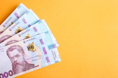 Yeni Ukrayna banknotları turuncu arka planda bin hryvnia.