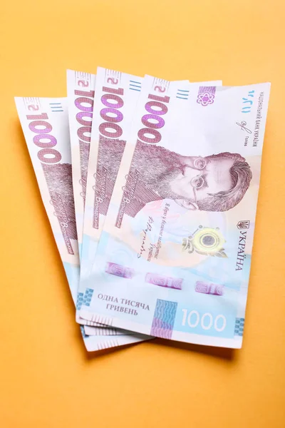 Nieuwe Oekraïense Bankbiljetten Duizend Hryvnia Een Oranje Achtergrond — Stockfoto