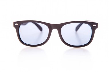 Çocukların siyah güneş gözlükleri beyaz arka planda izole edilmiş..