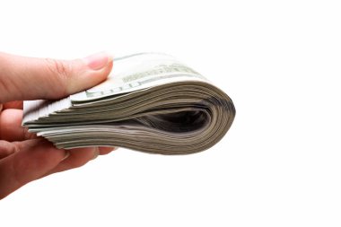 Yüz dolarlık banknotlar beyaz arka planda izole edilmiş..