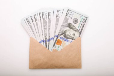 Beyaz arka planda bir zarf içinde bir sürü 100 dolarlık banknot..