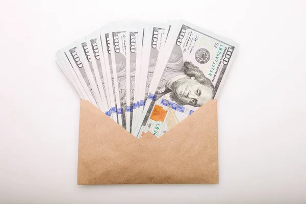 Veel Honderd Dollar Biljetten Een Ambachtelijke Envelop Een Witte Achtergrond — Stockfoto