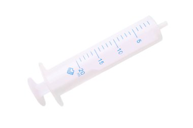 Beyaz arkaplanda iğnesiz yirmi küp şırınga.